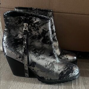 Olivia Miller Black & Silver Ankle Boots Sz 9